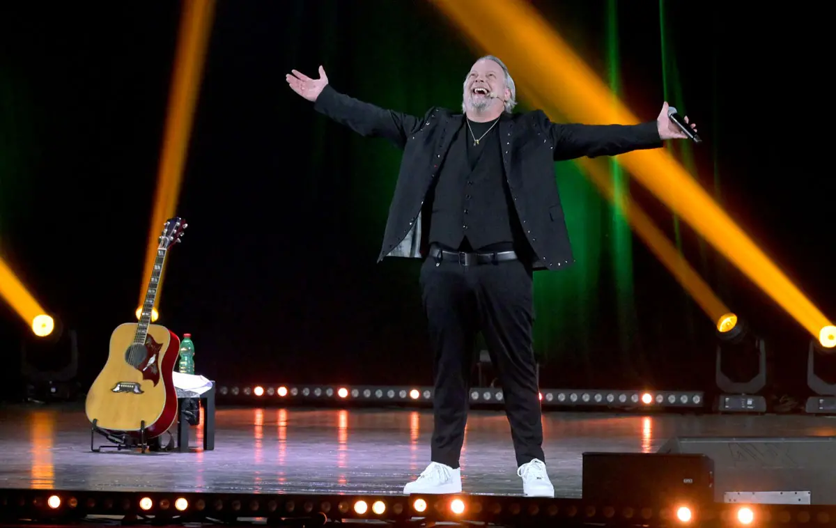 Dado sul palco con la chitarra durante un concerto-spettacolo dal vivo