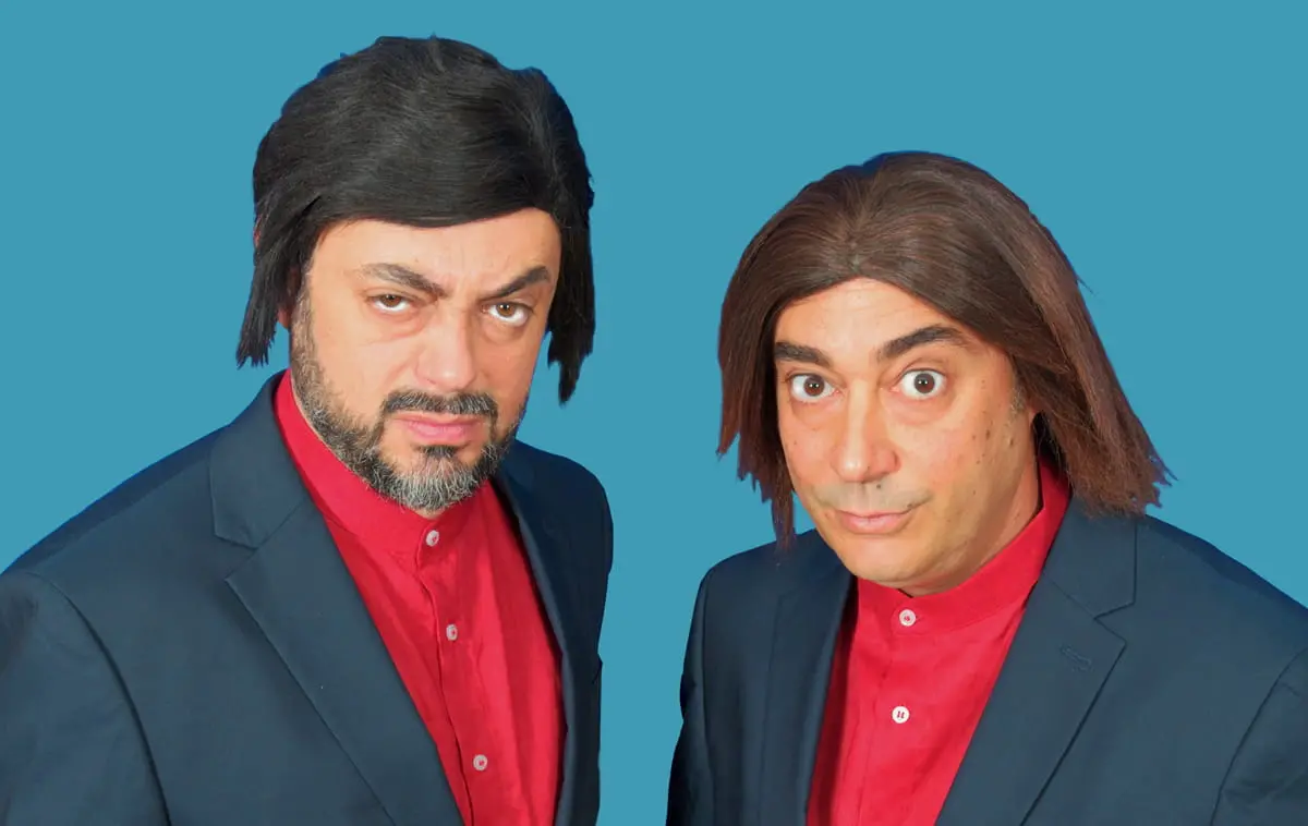 Il duo comico sardo Pino e gli Anticorpi sul palco durante uno spettacolo di cabaret dal vivo