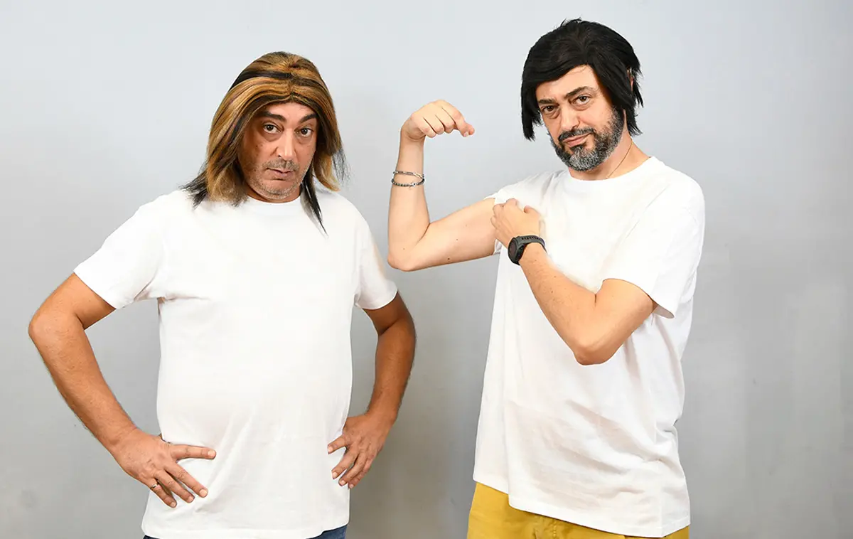 Il duo comico sardo Pino e gli Anticorpi sul palco durante uno spettacolo dal vivo di cabaret